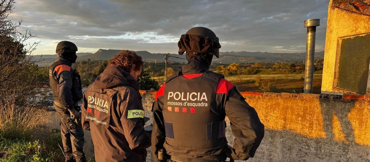 (Foto de ARCHIVO)
Agentes de los Mossos d'Esquadra durante el operativo para desmantelar un grupo criminal especializado en robos con fuerza en domicilios y empresas de Catalunya y en el tráfico de marihuana

REMITIDA / HANDOUT por MOSSOS D'ESQUADRA
Fotografía remitida a medios de comunicación exclusivamente para ilustrar la noticia a la que hace referencia la imagen, y citando la procedencia de la imagen en la firma
22/10/2024