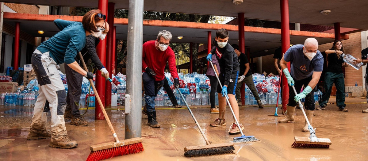 Voluntarios retiran agua en el IES de Picaña