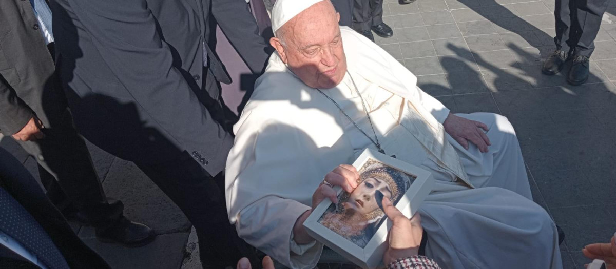 Entrega al Papa Francisco de una foto de la Virgen de los Dolores