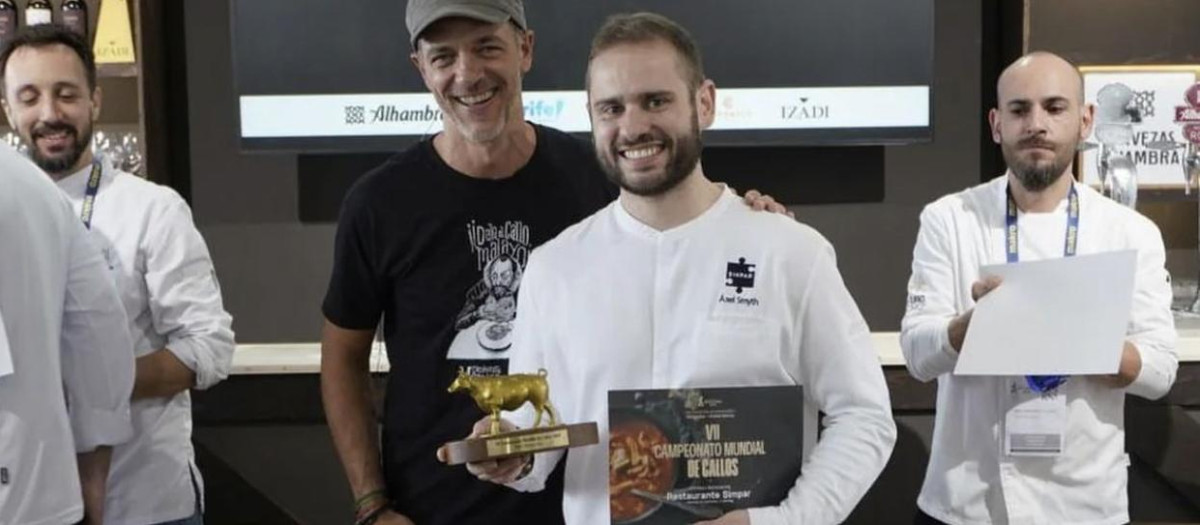 Áxel Smyth recogiendo en galardón de los mejores callos del mundo