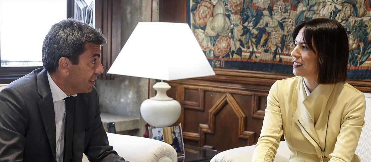 El presidente de la Generalitat Valenciana, Carlos Mazón, junto a la secretaria general del PSPV durante una reunión