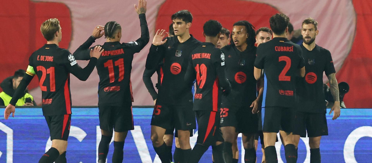 Los jugadores del Barça celebran el primer gol de Iñigo Martínez ante el Estrella Roja