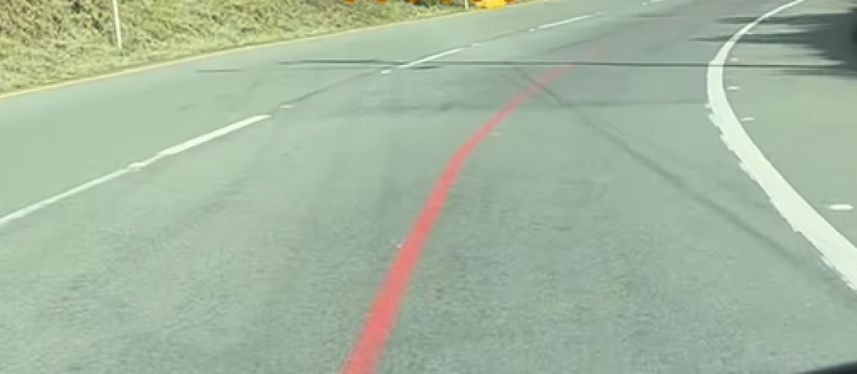 La línea roja recorre alguna carretera longitudinalmente