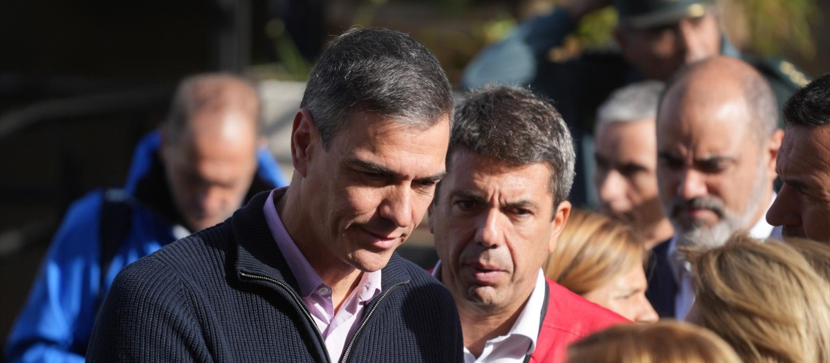 El presidente del Gobierno, Pedro Sánchez, visita la zona afectada por la DANA en Valencia junto al presidente autonómico, Carlos Mazón