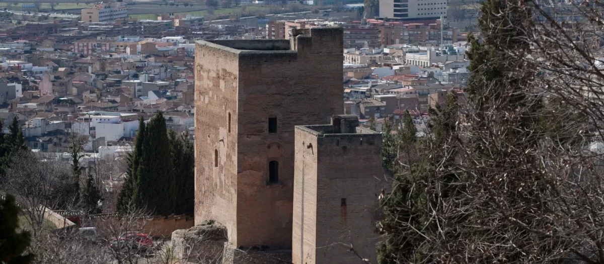 Torres Bermejas es una fortaleza militar enclavada sobre la colina del Mauror, que funcionó como defensa independiente de las de la Alhambra