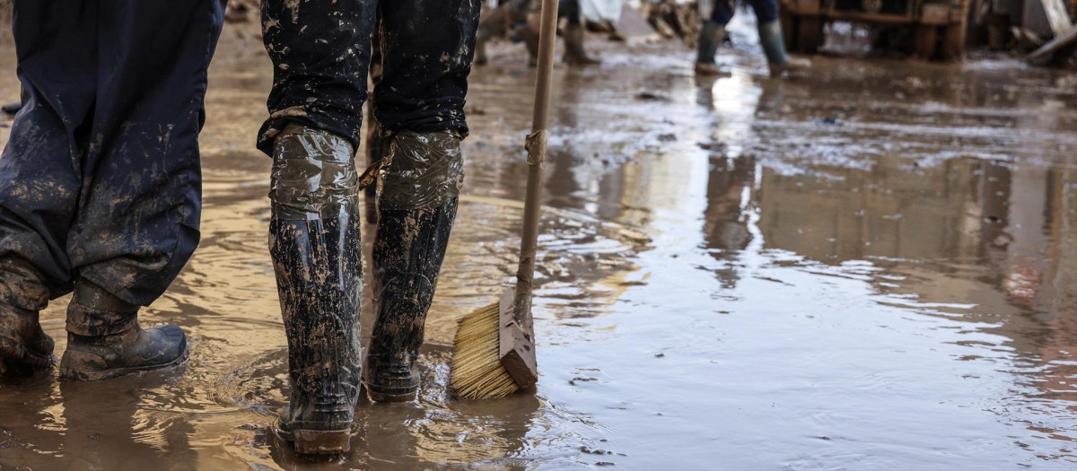Varios voluntarios continúan la limpieza de las calles de Paiporta