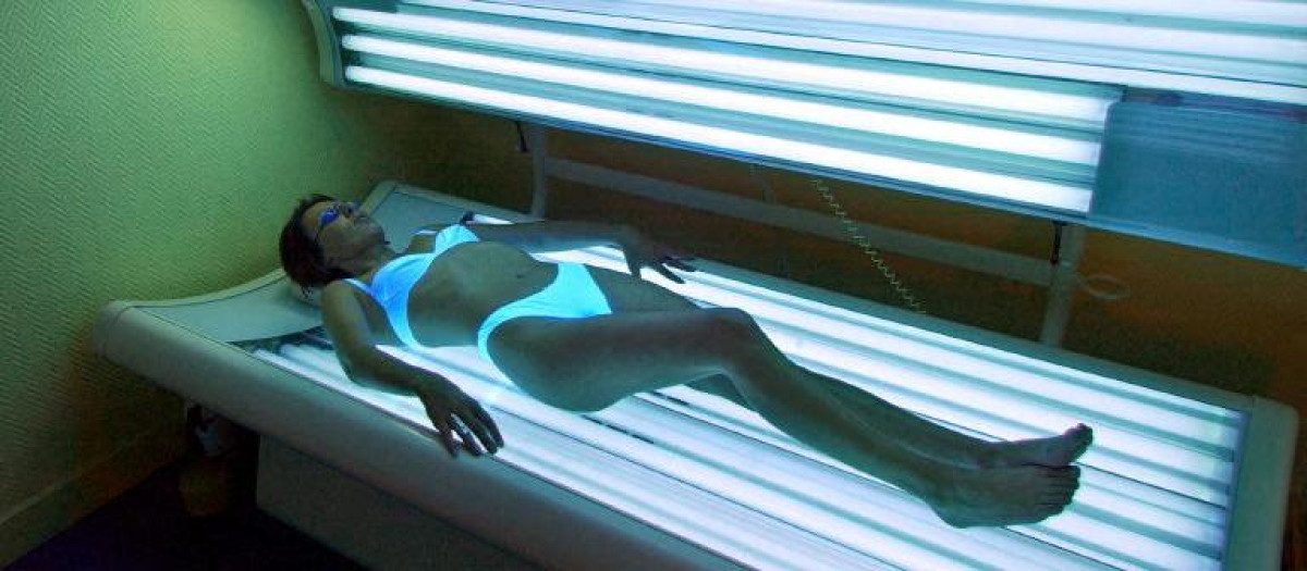 Una joven fue expuesta a lámparas ultravioleta