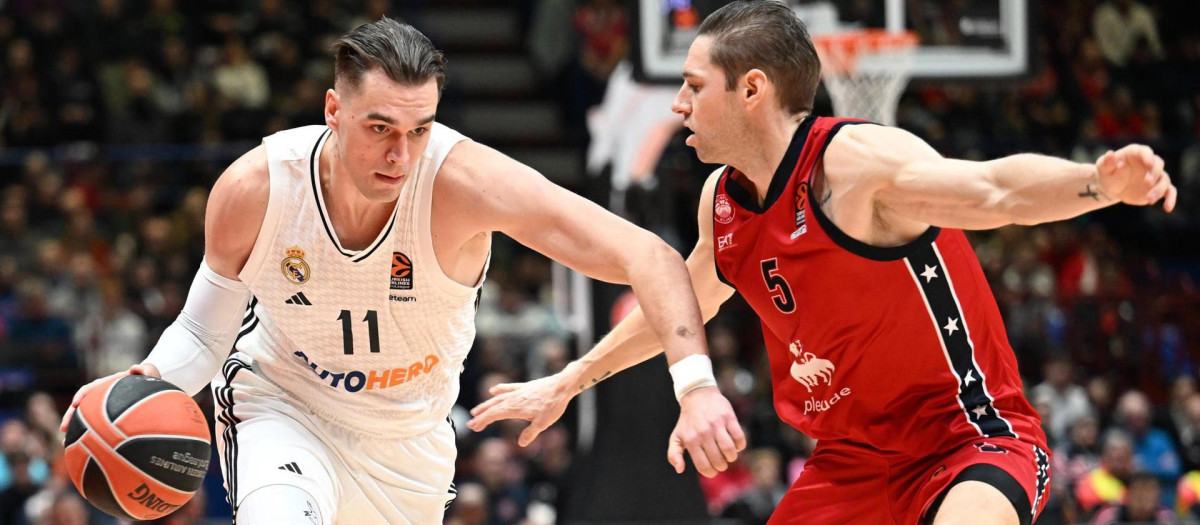 Mario Hezonja y Fabien Causeur en acción durante el partido de la Euroliga