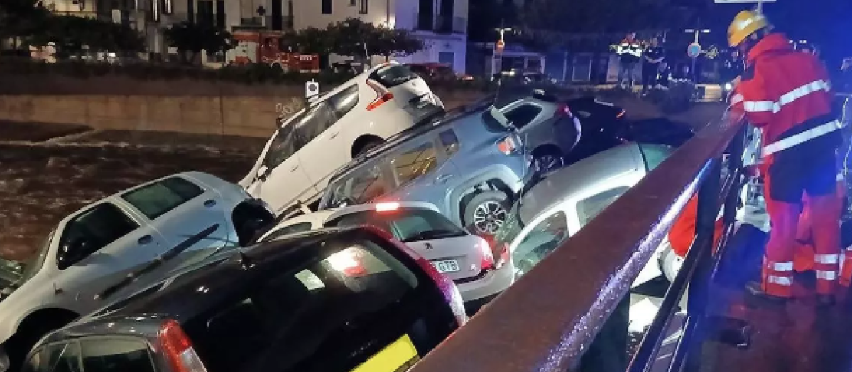 Coches arrastrados por el aguacero en Cadaqués