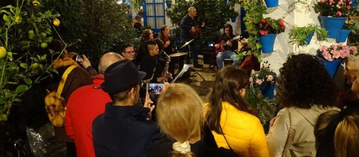 Actuación musical en el patio de la calle Trueque