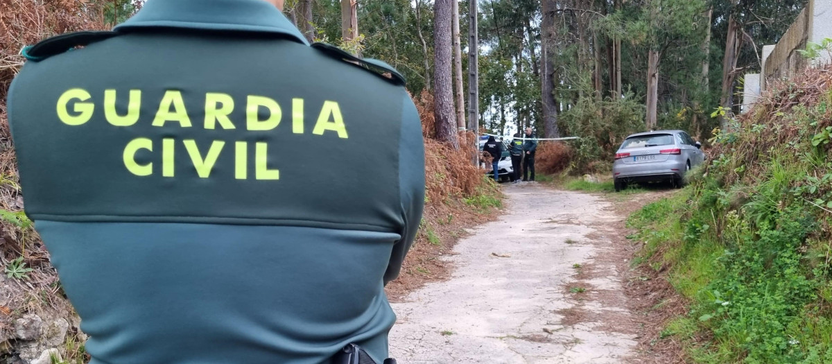 BAIONA (PONTEVEDRA), 08/11/2024.- La Guardia Civil busca a un hombre como presunto autor del asesinato de su ex pareja esta madrugada en Baiona (Pontevedra), en la parroquia de Belesar. Según han informado a Efe fuentes de la investigación, la víctima estaba en el sistema Viogen y el presunto asesino tenía en vigor una orden de alejamiento. La víctima tenía 36 años y su cuerpo fue hallado poco después de las cinco de la madrugada en el lugar de Ínsuas. El cadáver presentaba diferentes golpes en distintas partes y estaba a las puertas de la vivienda de su ex pareja, que fue quien llamó a la Guardia Civil para contar lo que había sucedido, pero cuando los agentes llegaron al punto ya había emprendido la huida.-EFE/ Salvador Sas