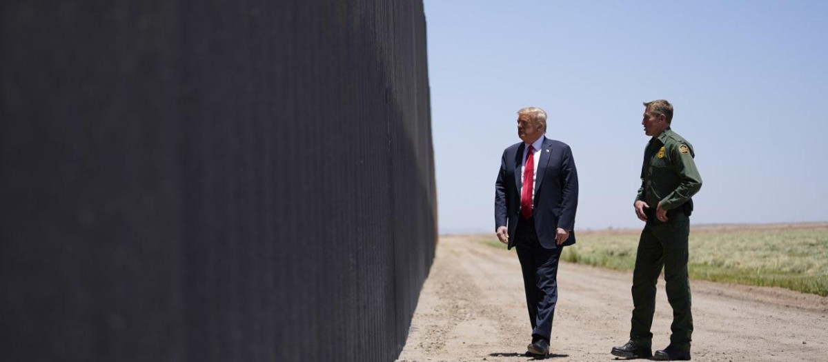 Donald Trump visitando el muro fronterizo con México