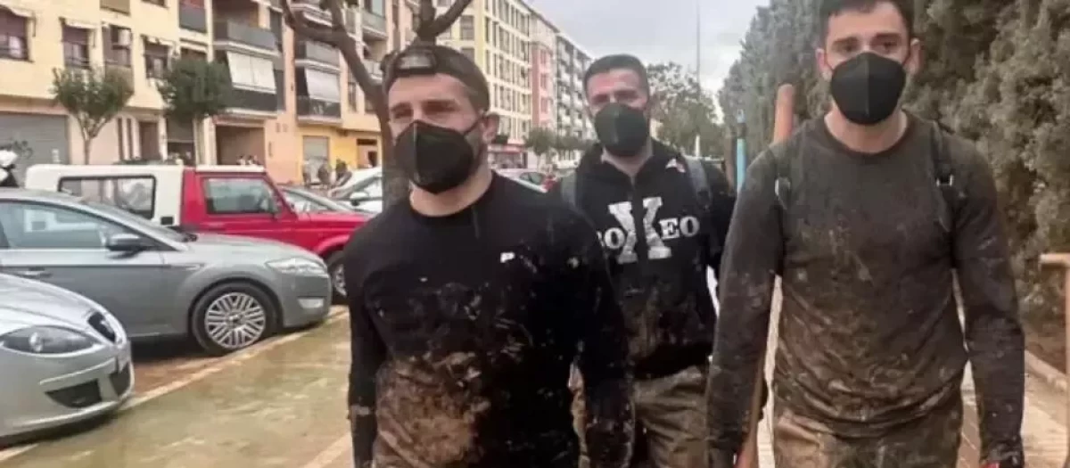 Alexandre Topuria camina por Catarroja para ir a prestar ayuda en la localidad valenciana