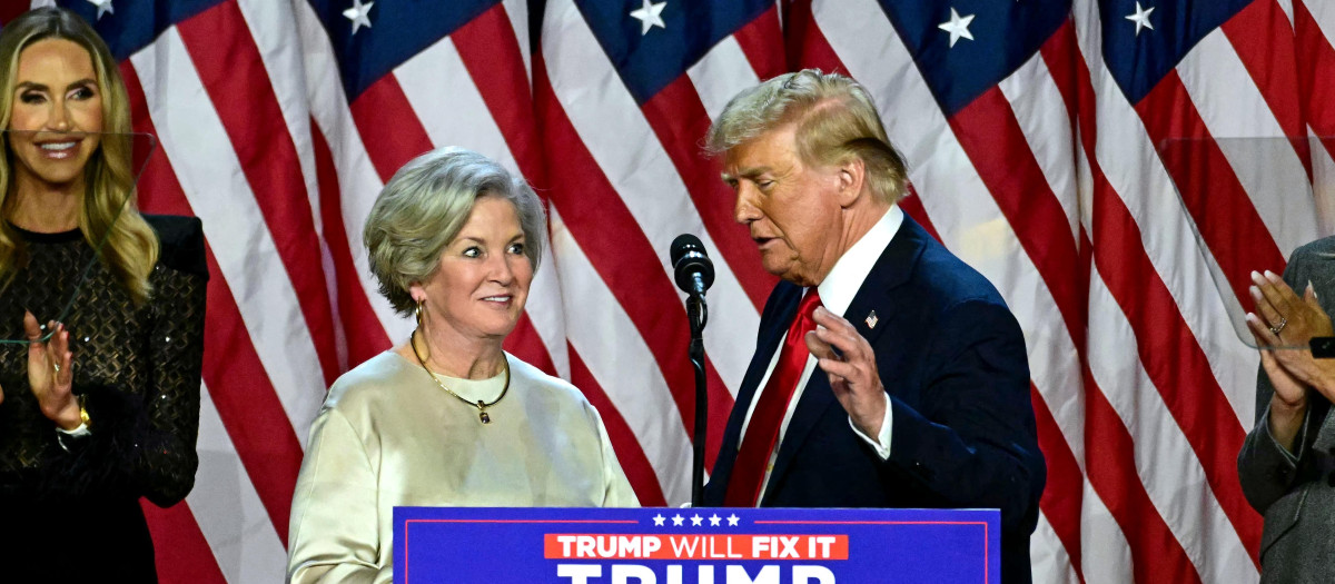 El expresidente de Estados Unidos y candidato presidencial republicano Donald Trump saluda a su jefa de campaña, Susie Wiles (izq.), durante un evento de la noche de las elecciones en el Centro de Convenciones de West Palm Beach en West Palm Beach, Florida