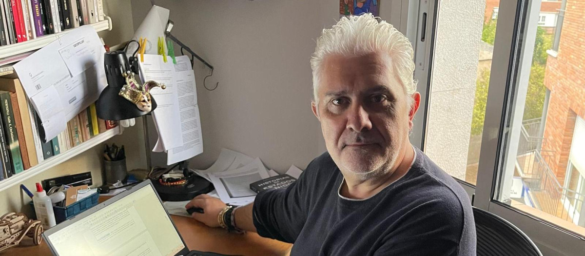 El escritor e historiador César Alcalá, en su despacho