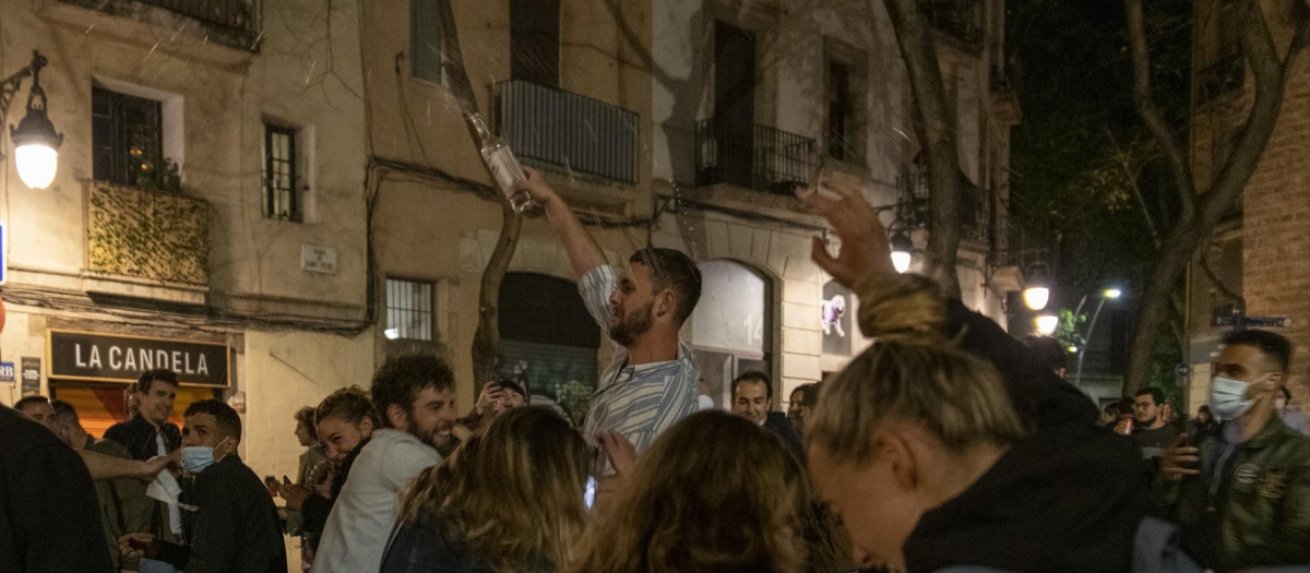 (Foto de ARCHIVO)
Grupos de personas festejan en las calles de Barcelona durante el primer viernes sin toque de queda, a 14 de mayo de 2021, en Barcelona, Catalunya, (España). Este es el primer viernes sin toque de queda donde se han vuelto a repetir las imágenes del último fin de semana de botellones en las vías públicas tras el fin del estado de alarma. Solo en la capital catalana se han desalojado durante esta noche a más de 7.000 personas en un dispositivo especial.

Lorena Sopêna / Europa Press
15 MAYO 2021;BARCELONA;CATALUÑA;TOQUE DE QUEDA
14/5/2021