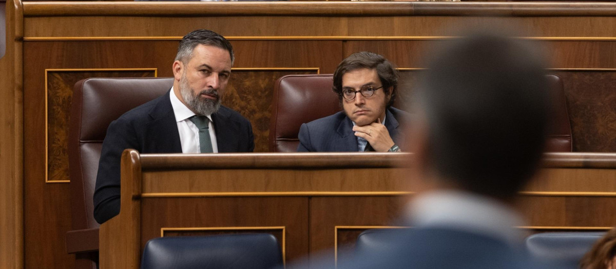 El líder de Vox, Santiago Abascal y el secretario general del grupo parlamentario, José María Figaredo durante una sesión de control al Gobierno
Eduardo Parra / Europa Press
26 JUNIO 2024;SESION DE CONTROL AL GOBIERNO;FINANCIANCIÓN;CATALUNYA;SESIÓN DE CONTROL
26/6/2024
