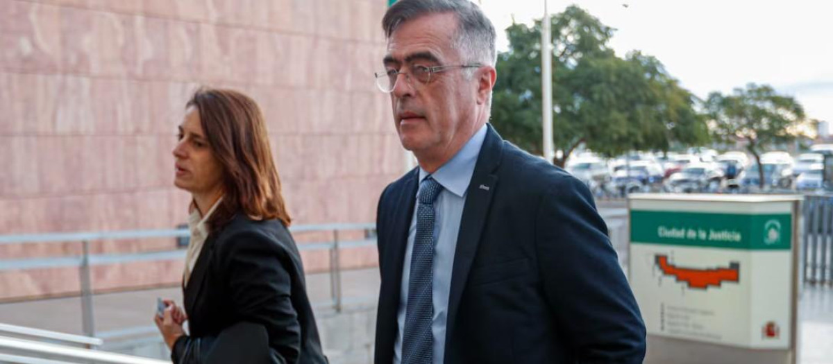 El exalcalde socialista de Estepona Antonio Barrientos, a su llegada a los juzgados de Málaga para asistir al macrojuicio del caso