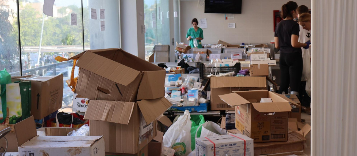 Cajas de medicamentos acumulados en el centro de salud de Paiporta, Valencia, a la espera de ser revisados y almacenados