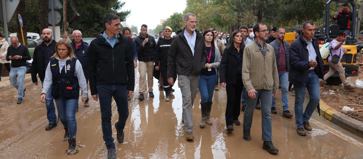 Los Reyes de España junto a Pedro Sánchez y Carlos Mazón durante su visita a Paiporta
