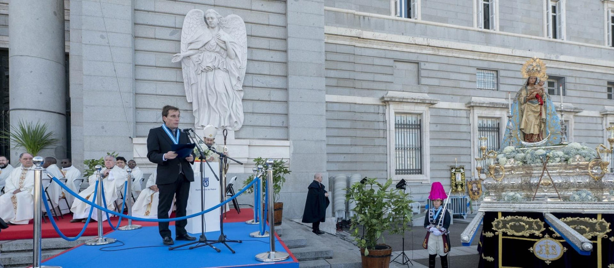 El alcalde de Madrid, José Luis Martínez-Almeida, interviene durante la misa de la Almudena