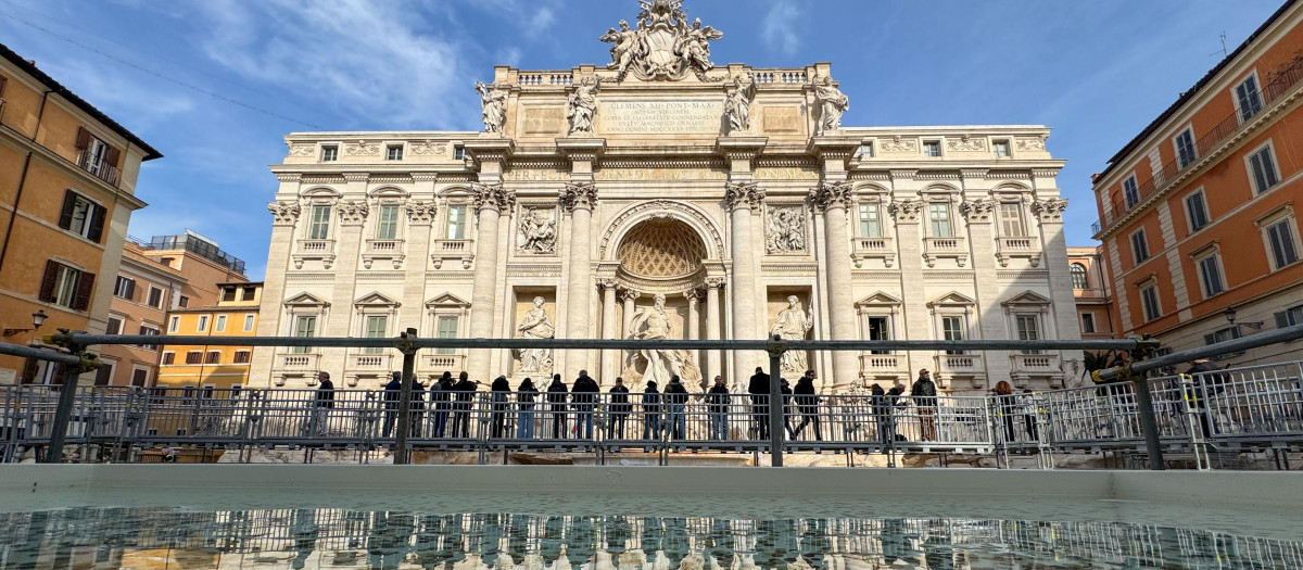 ROMA, 09/11/2024.-La Fontana de Trevi estrena este sábado una pasarela que permite observar de cerca, mientras se restaura, uno de los monumentos más emblemáticos de Roma, un experimento que permitirá evaluar la futura entrada de pago y que ha desatado la polémica entre los comerciantes de la zona. La famosa fuente, joya del barroco romano, es una meta para turistas de todo el mundo, que cada día visitan entre 10.000 y 12.000 personas al día, según fuentes del Ayuntamiento.-EFE/Daniel Cáceres
