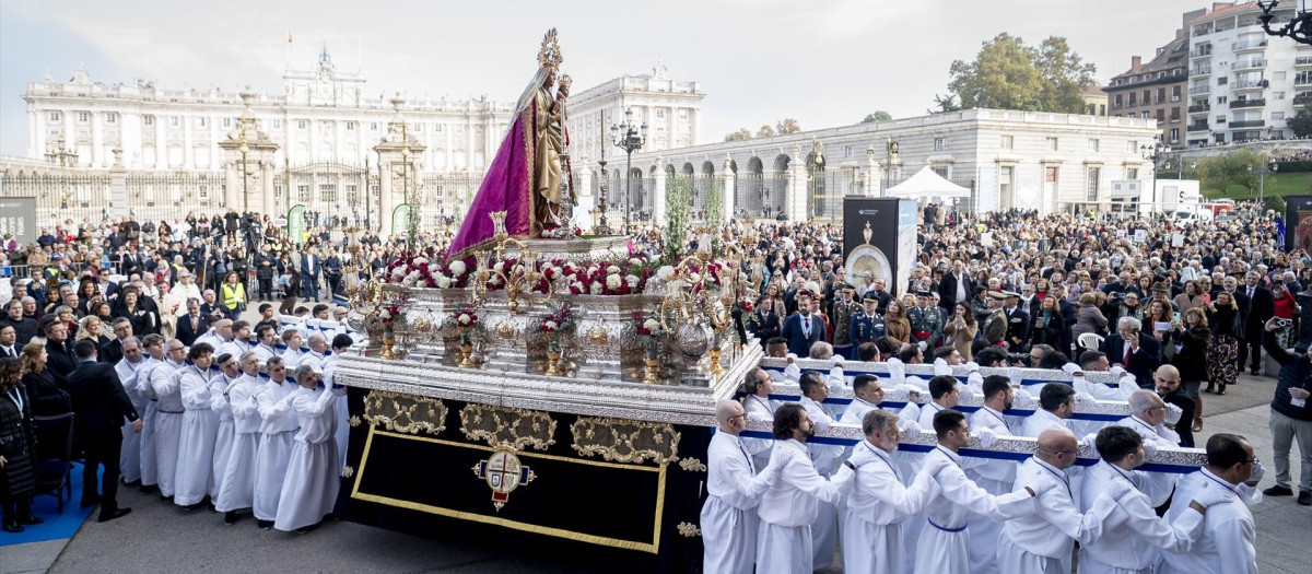 (I-D) El delegado del Gobierno en la Comunidad de Madrid, Francisco Martín; el presidente de la Asamblea de Madrid, Enrique Ossorio y la presidenta de la Comunidad de Madrid, Isabel Díaz Ayuso, durante la Misa Mayor de la Virgen de la Almudena, en la plaza de la Almudena, a 9 de noviembre de 2024, en Madrid (España). La fiesta, celebrada este año bajo el lema ‘Madre, juntos en esperanza’, homenajea a la patrona de la ciudad. La conmemoración incluye la tradicional Eucaristía, durante la que se renueva el Voto de la Villa, y la posterior procesión por la capital. También tiene lugar la ofrenda floral, para la que se ha pedido que además de honrar a la Virgen con flores se lleven alimentos no perecederos que serán donados.

A. Pérez Meca / Europa Press
09 NOVIEMBRE 2024;MADRID;VIRGEN DE LA ALMUDENA;FIESTA
09/11/2024