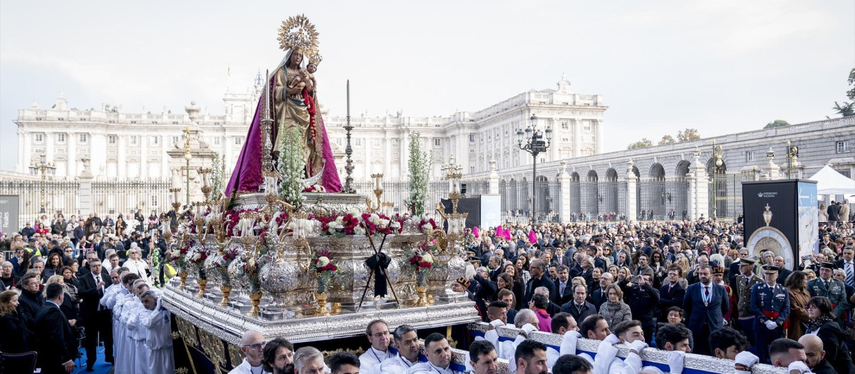 La Virgen de la Almudena sale en procesión en andas tras la Misa Mayor de la Virgen de la Almudena, en la plaza de la Almudena, a 9 de noviembre de 2024, en Madrid (España). La fiesta, celebrada este año bajo el lema ‘Madre, juntos en esperanza’, homenajea a la patrona de la ciudad. La conmemoración incluye la tradicional Eucaristía, durante la que se renueva el Voto de la Villa, y la posterior procesión por la capital. También tiene lugar la ofrenda floral, para la que se ha pedido que además de honrar a la Virgen con flores se lleven alimentos no perecederos que serán donados.

A. Pérez Meca / Europa Press
09 NOVIEMBRE 2024;MADRID;VIRGEN DE LA ALMUDENA;FIESTA
09/11/2024