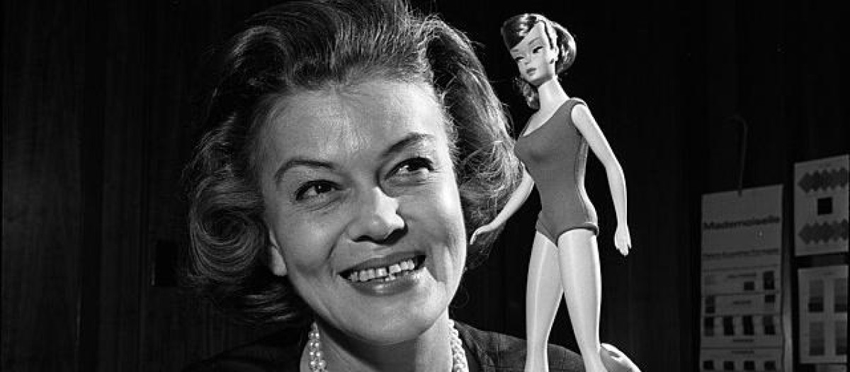 Charlotte Johnson con su creación en 1956