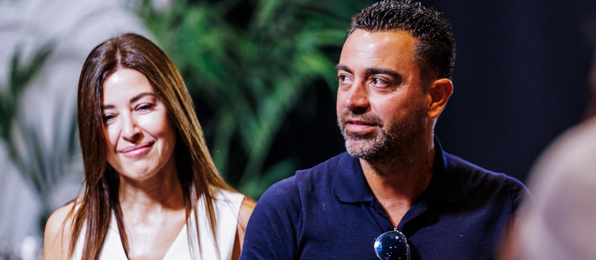 Xavi Hernández junto a su mujer Núria Cunillera durante la rueda de prensa de despedida de Sergi Roberto