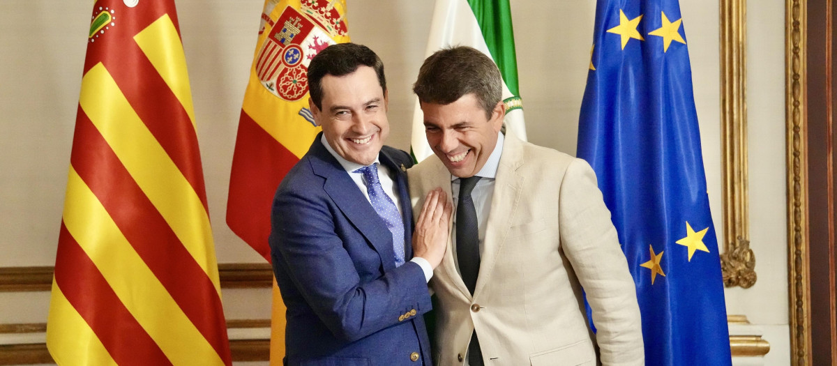 El presidente de la Junta de Andalucía, Juanma Moreno, y el presidente de la Generalidad Valenciana, Carlos Mazón, en una imagen de archivo