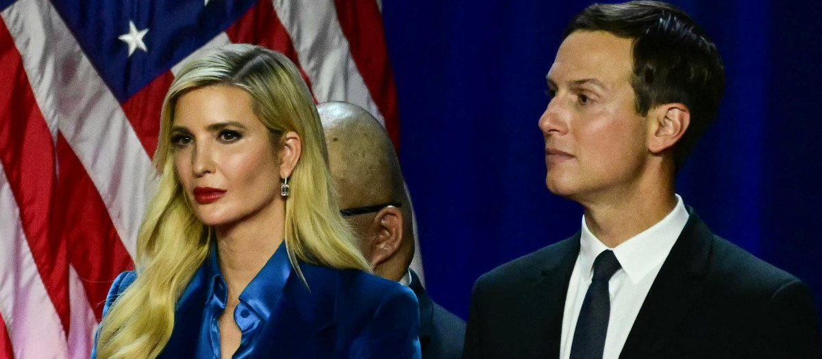 Ivanka Trump y su esposo Jared Kushner escuchan al expresidente estadounidense y candidato presidencial republicano Donald Trump