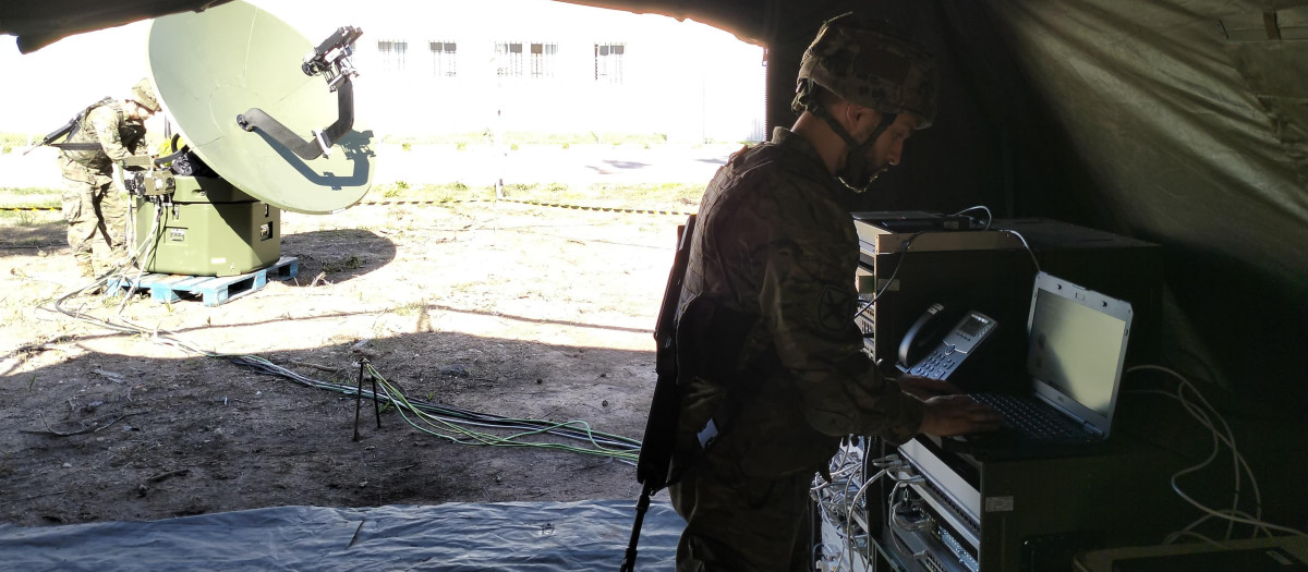 Elementos de mando y control de la Unidad de Defensa de Costa desplegada en la desembocadura del Guadalquivir