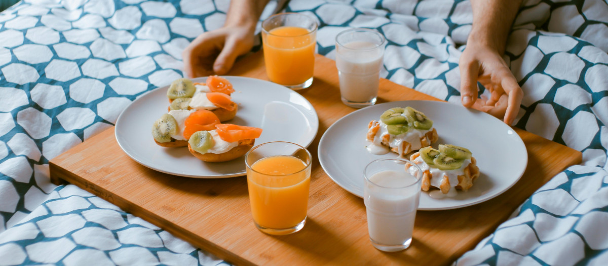 Un desayuno equilibrado debe tener carbohidratos, fibra, proteína, vitaminas y minerales