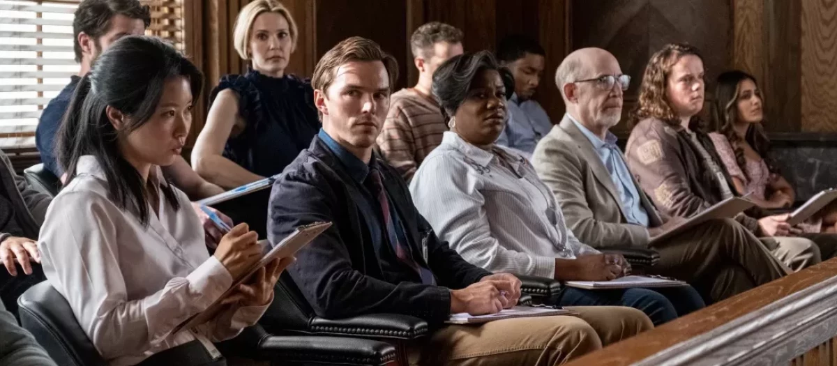 Nicholas Hoult (primera fila, centro) interpreta a Justin Kemp en el 'Jurado Número 2'