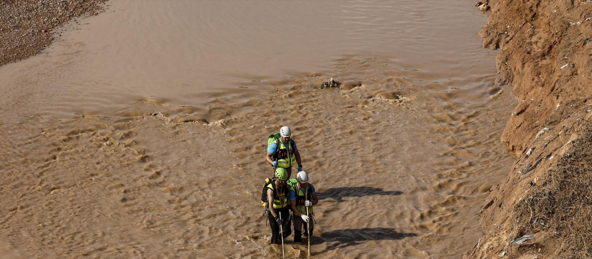 Agentes de la Guardia Civil en el barranco del Poyo el 6 de noviembre de 2024