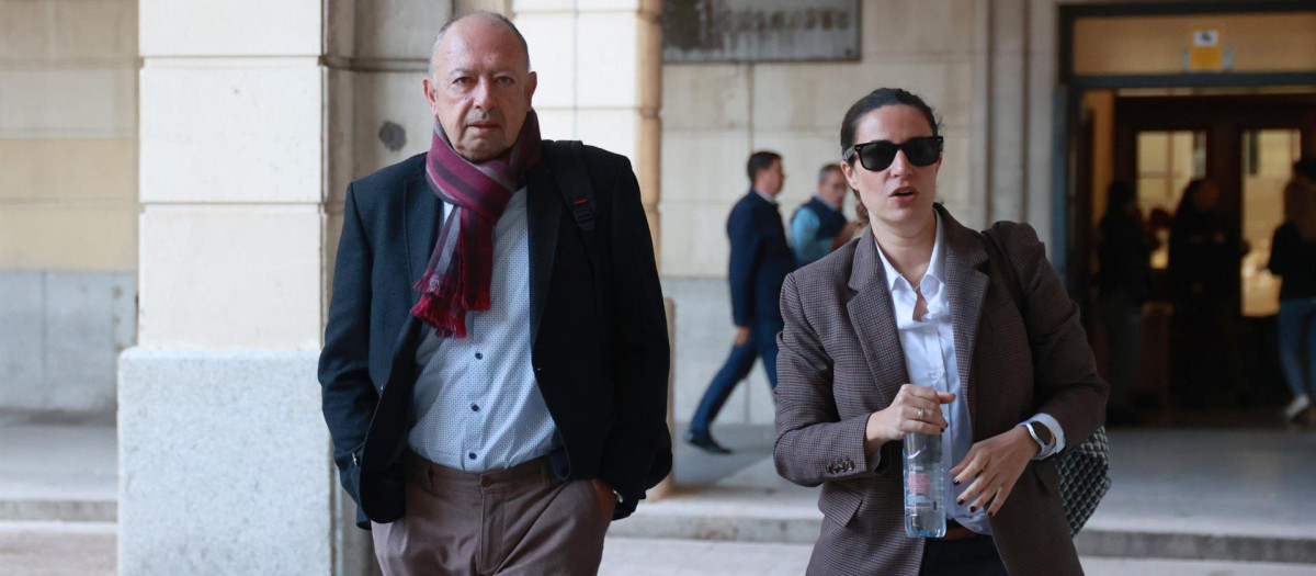Daniel Rivera y su abogada, a su llegada a la Audiencia de Sevilla