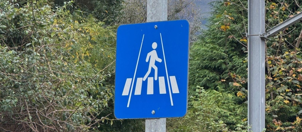 Esta señal se encuentra siempre en las proximidades de vías del tren