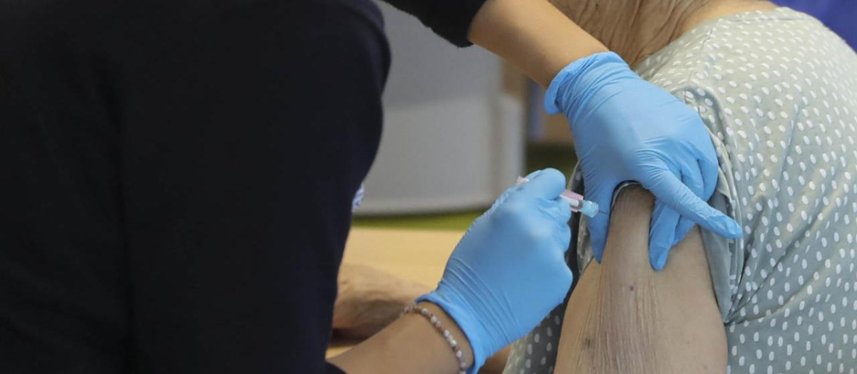 La vacunación conjunta contra la gripe y la covid-19 ha comenzado en las residencias de personas mayores