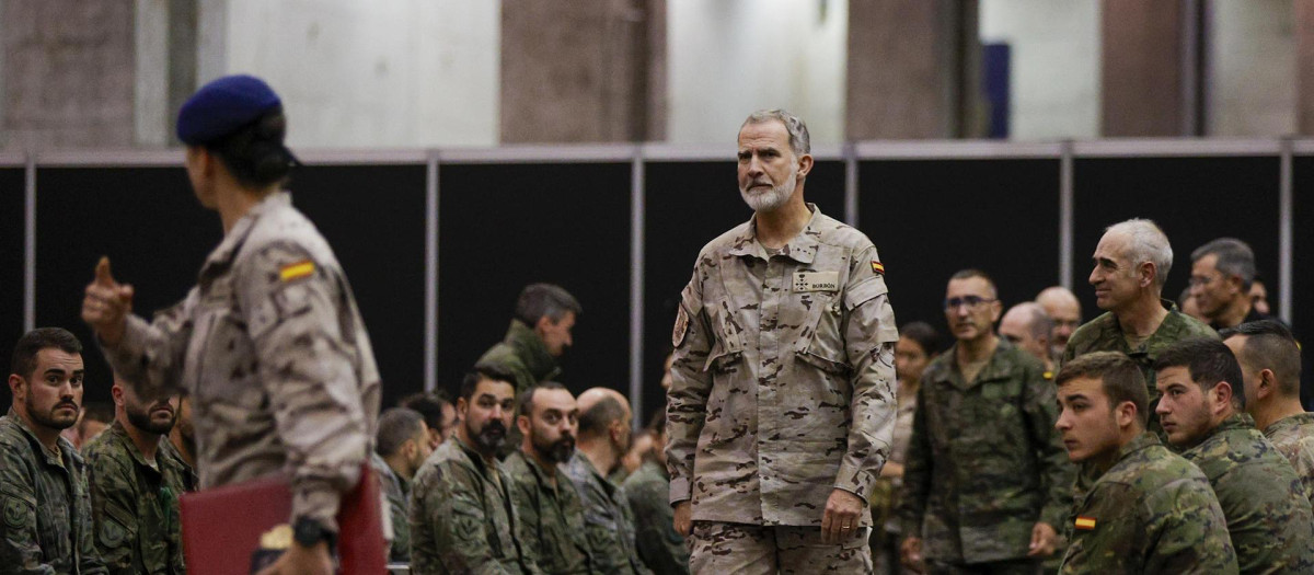 Felipe VI dirige unas palabras a las tropas españolas en la base logística instalada en Valencia
