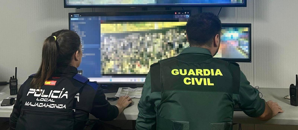 Agentes de Policía Nacional y de Guardia Civil en pantallas de control