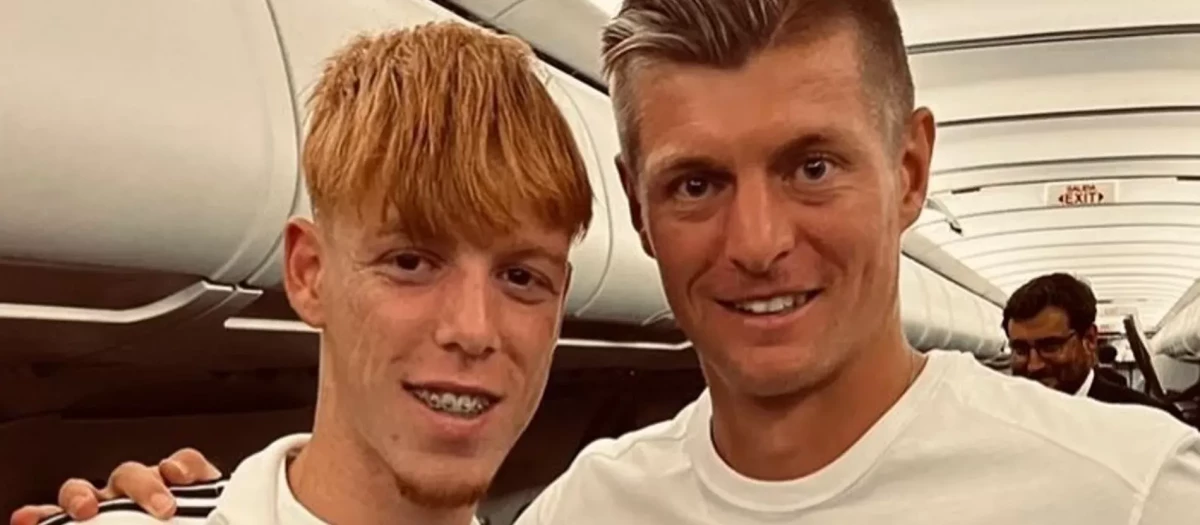 Marc Cucalón posa junto a uno de sus ídolos, Toni Kroos, en un viaje con el Real Madrid