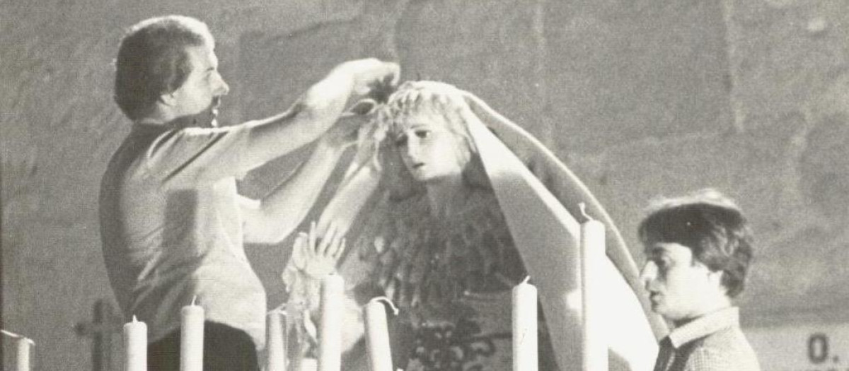Plácido Pérez, a la izquierda, vistiendo a la Virgen del Rosario