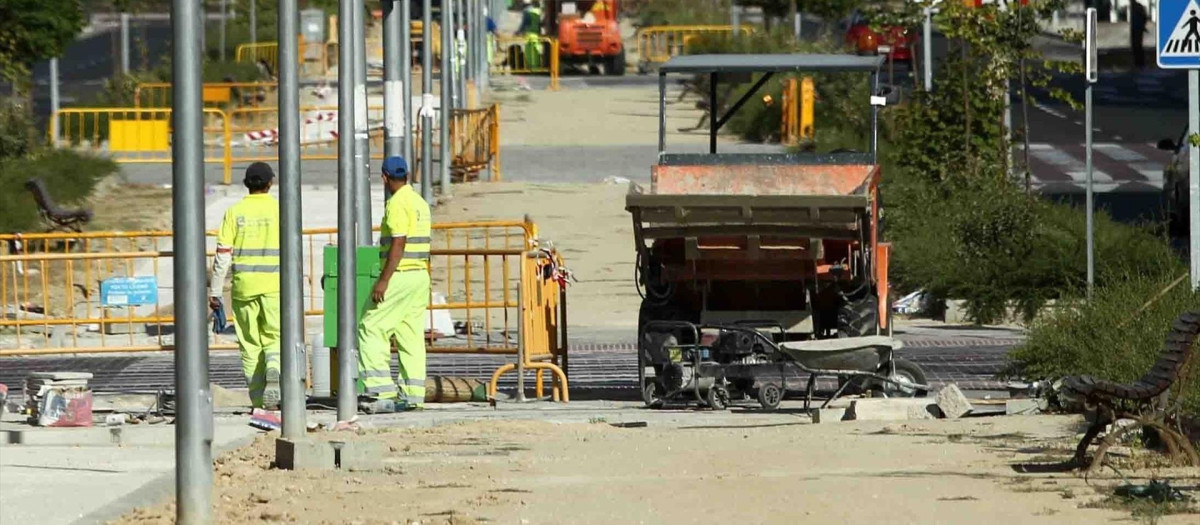 Trabajadores limpiando escombros tras la DANA.