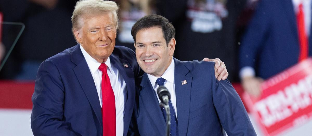 El expresidente Donald Trump saluda al senador Marco Rubio, republicano de Florida, durante un mitin de campaña