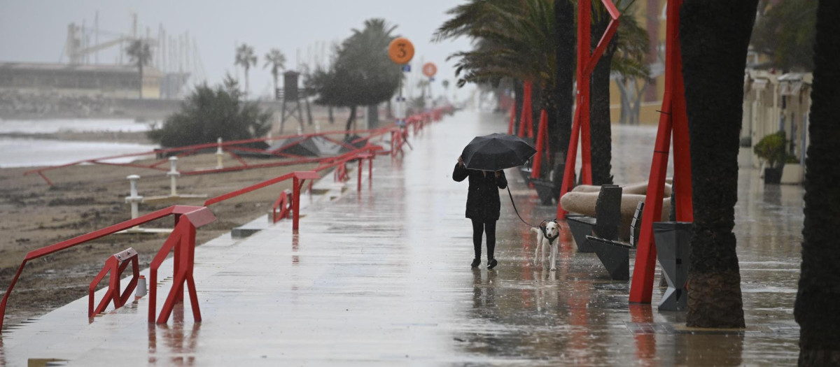 Lluvia sobre el paseo marítimo en Vinaroz, provincia de Castellón.