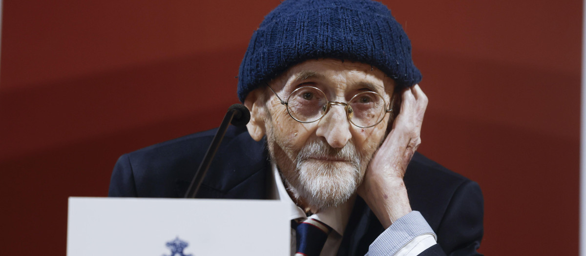 Álvaro Pombo durante su intervención en la RAE