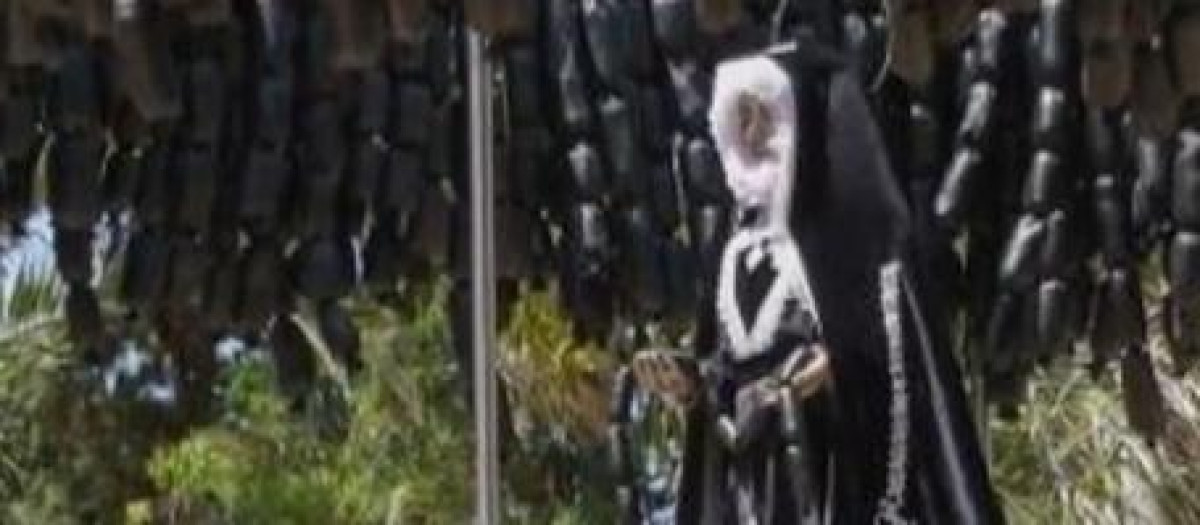Imagen de la "procesión" de la Virgen rodeada de morcillas con andas de paras de cerdo