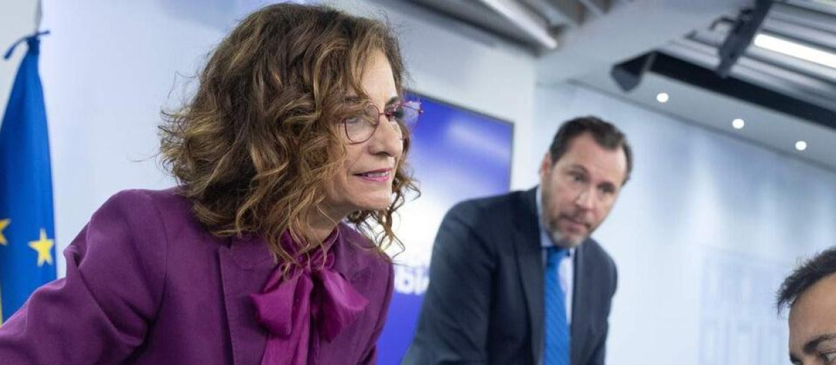 La ministra de Hacienda, María Jesús Montero y el ministro de Transportes, Oscar Puente, en rueda de prensa en La Moncloa