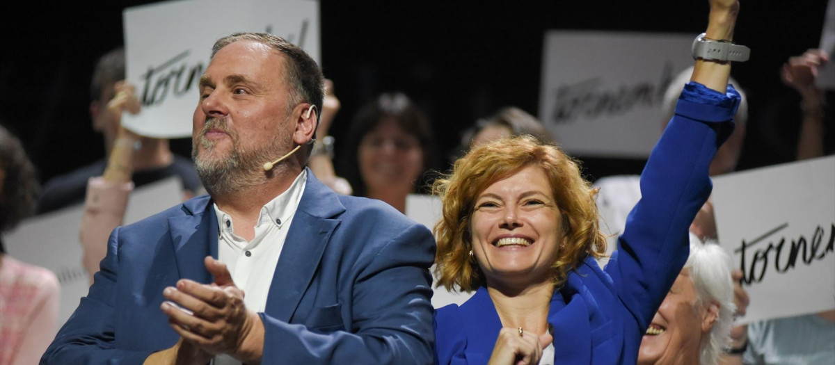 (Foto de ARCHIVO)
El expresidente de ERC, Oriol Junqueras y la líder de ERC en el Ayuntamiento de Barcelona, Elisenda Alamany, durante la presentación de la candidatura 'Militancia Decidim', en el Teatre La Passió, a 21 de septiembre de 2024, en Olesa de Montserrat, Barcelona, Catalunya (España). Junqueras pretende volver a presidir ERC convirtiendo su formación en la "mejor herramienta para conseguir la independencia" y ha invitado a la militancia de los republicanos a sumarse a la candidatura que impulsa para el próximo congreso del partido el 30 de noviembre.

Alberto Paredes / Europa Press
21 SEPTIEMBRE 2024;JUNQUERAS;ERC;MILITANCIA;CATALUÑA;MILITANTES;
21/9/2024